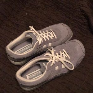 Grey tennis shoes
